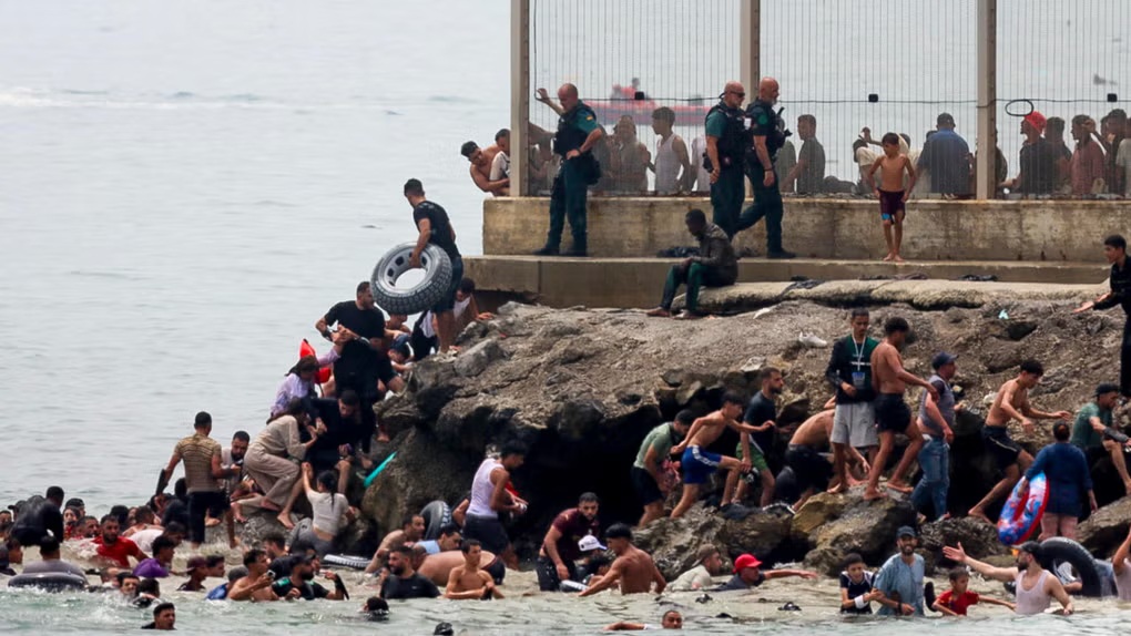 Ciudad española pide cerrar la frontera con Marruecos por la entrada de miles de migrantes