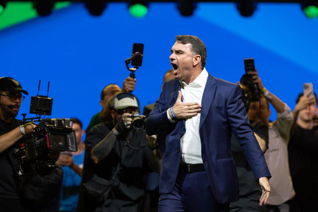 Proclaman a hijo de Bolsonaro como candidato presidencial en Brasil
