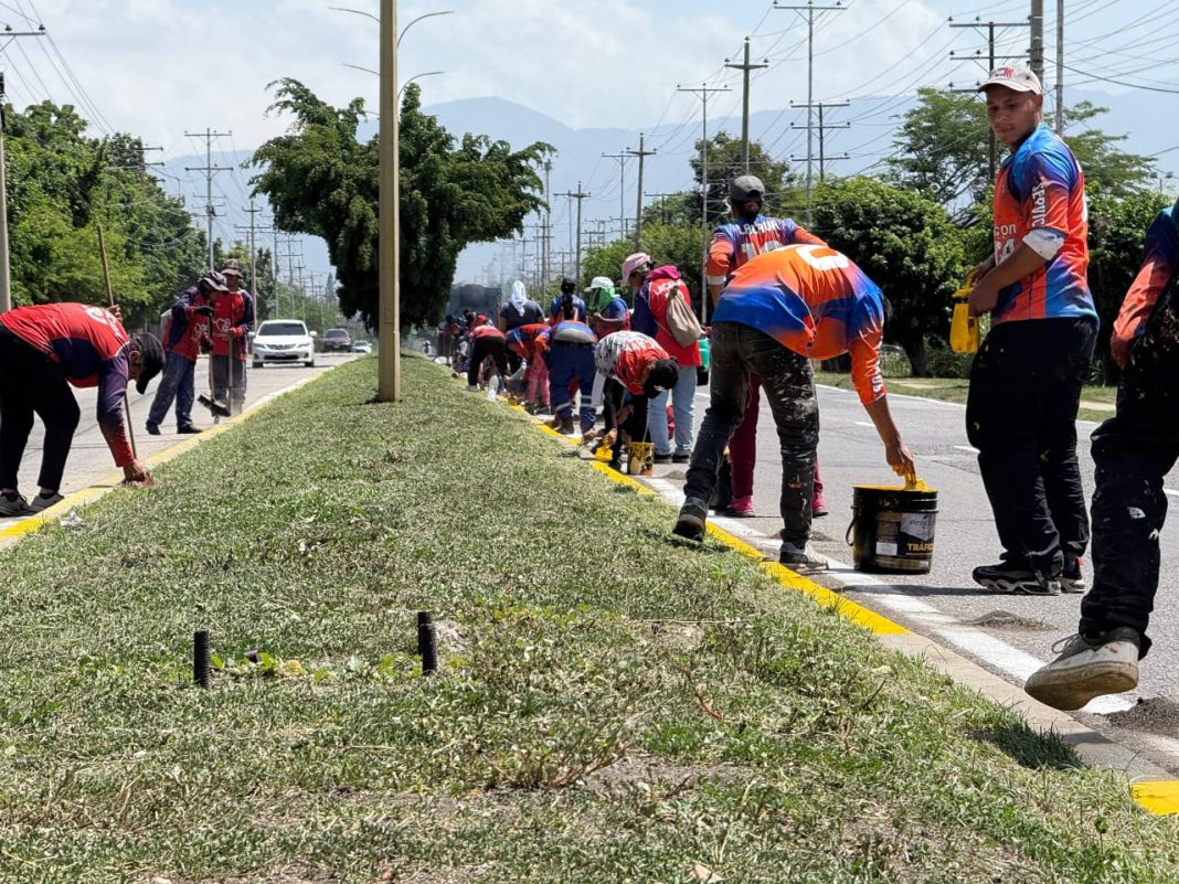 Reacondicionan vialidad de acceso al Aeropuerto Internacional «Arturo Michelena»