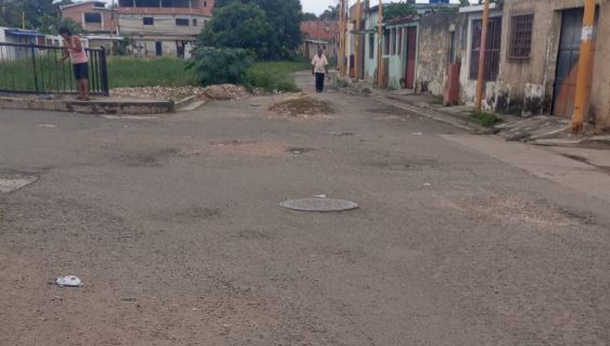 Sin conectividad de Cantv y calles intransitables están en Francisco de Miranda