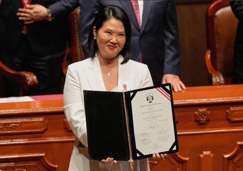 Keiko Fujimori asumió la presidencia de Perú con el desafío de lograr estabilidad y frenar el crimen