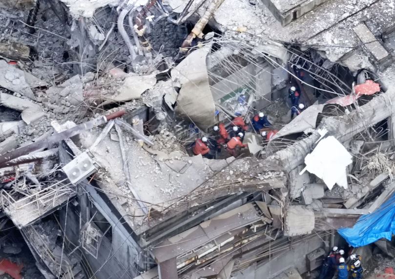 Suben a 18 los muertos del sismo en el suroeste de Japón mientras rescatistas buscan a desaparecidos
