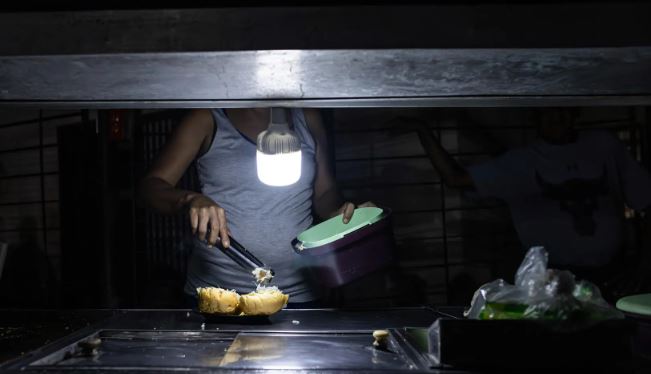 Vecinos denuncian al menos dos cortes eléctricos diarios en sectores de Valencia y Naguanagua