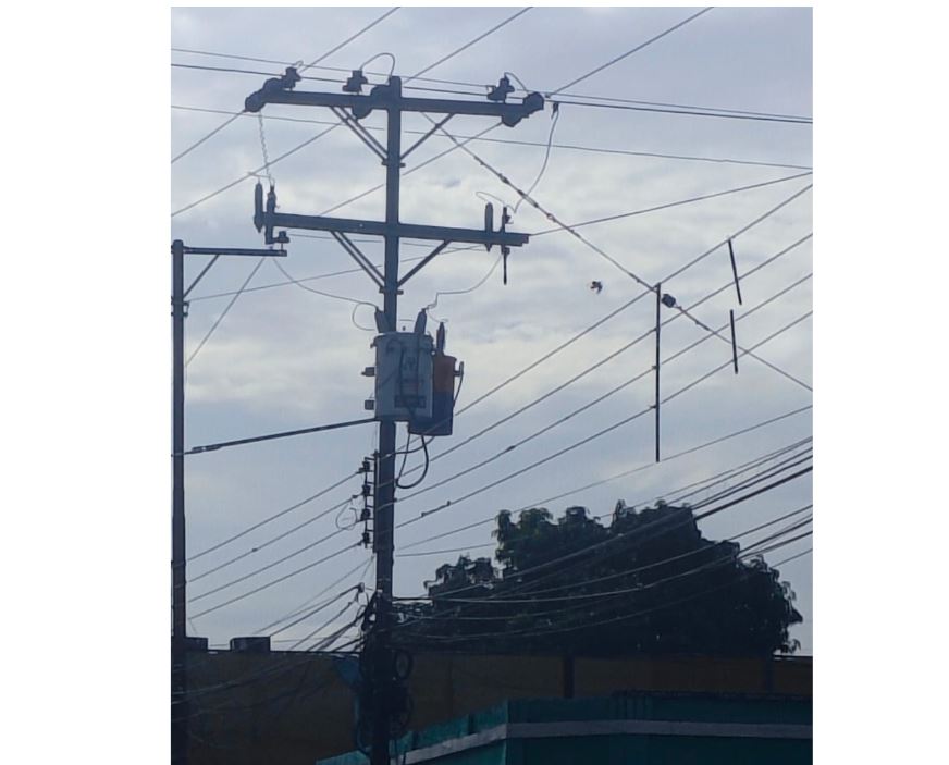 A las cloacas desbordadas se suma explosión de un transformador en la calle 74 de Carmen Sur