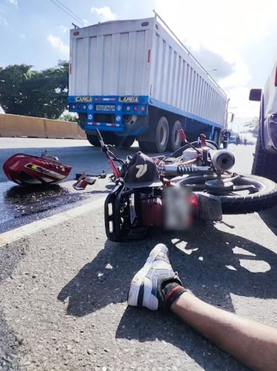 Herido motorizado tras impactar con camioneta en Autopista del Sur