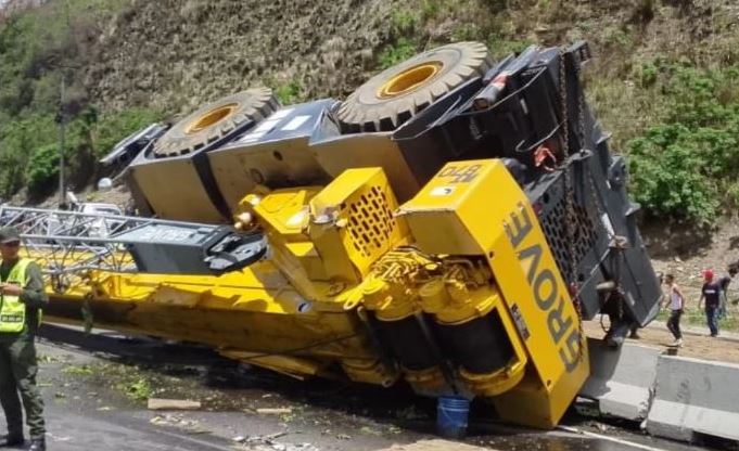 Grúa telescópica se volcó en la autopista Caracas-La Guaira