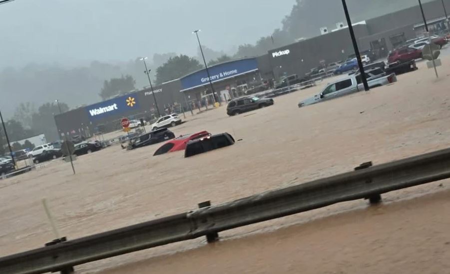 Fuertes lluvias anegaron viviendas y tumbaron puentes en Virginia Occidental, Estados Unidos