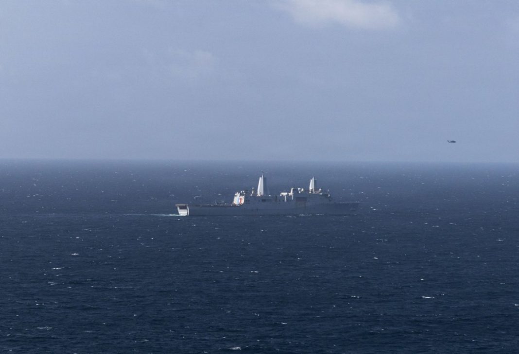 Fuerzas navales de EE UU combinan asistencia humanitaria y combate al narcotráfico frente a las costas de Venezuela