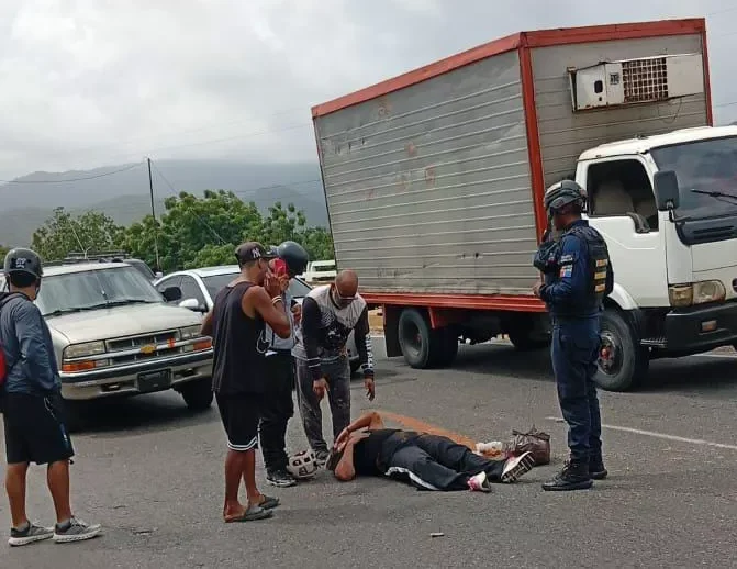Dos lesionados tras colisión entre moto y camioneta en Puerto Cabello