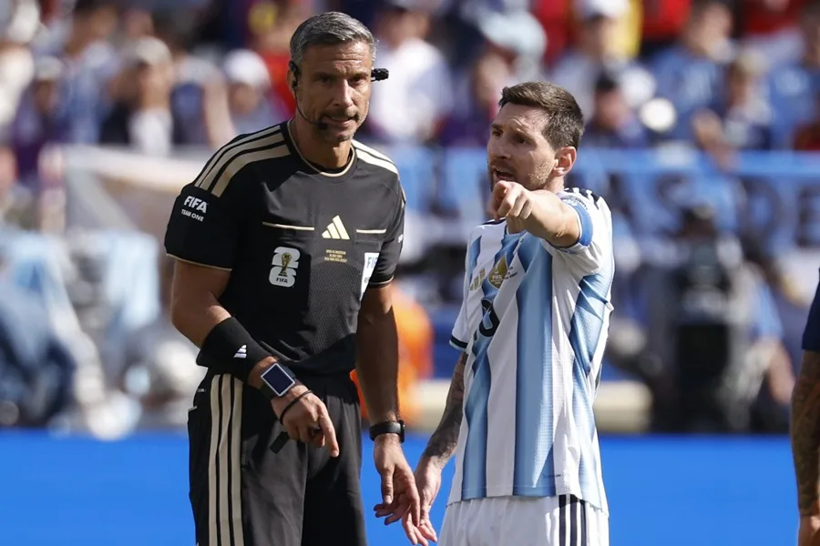 El árbitro de la final del Mundial se retira a los 46 años