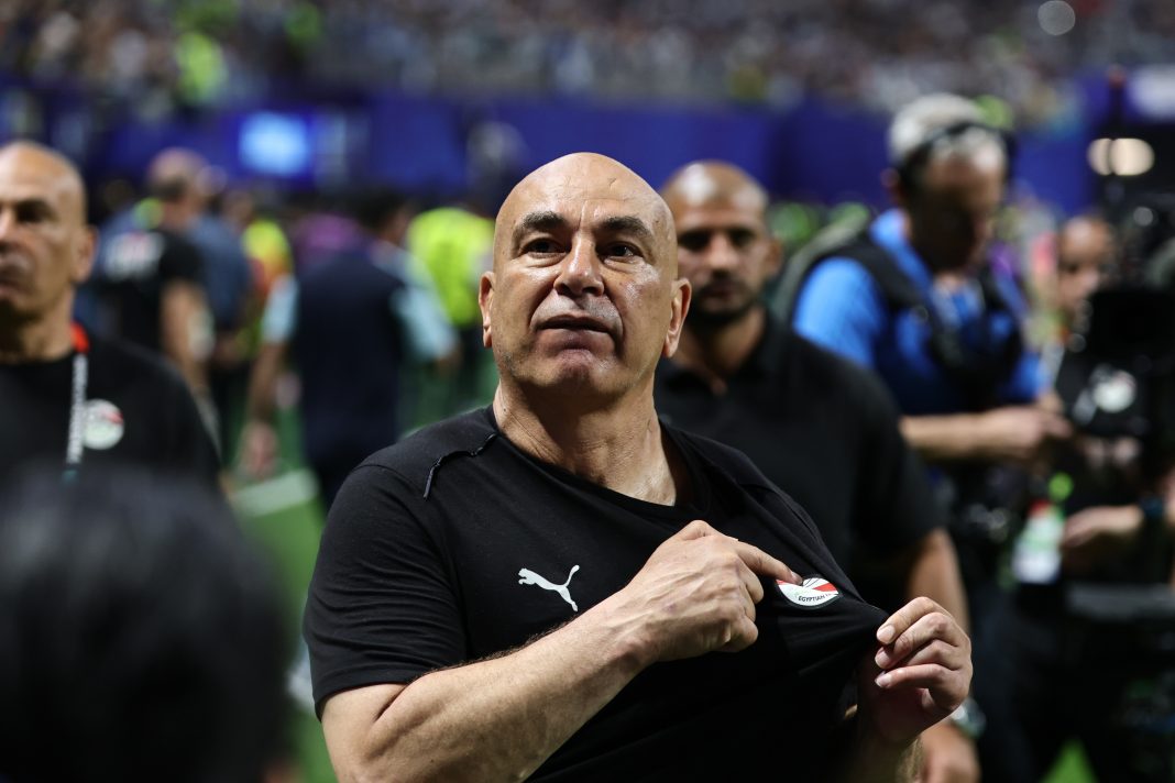 Federación Egipcia de Futbol renueva al director técnico Hossam Hassan