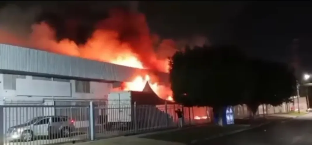 Incendio consumió locales comerciales en Bello Monte