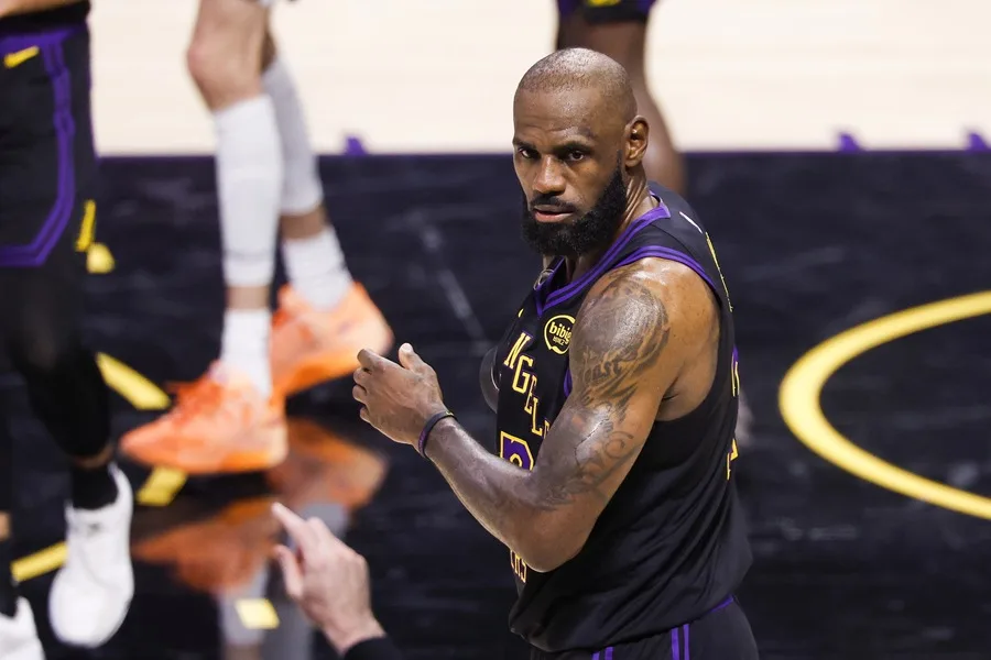 LeBron James ficha por los Philadelphia 76ers
