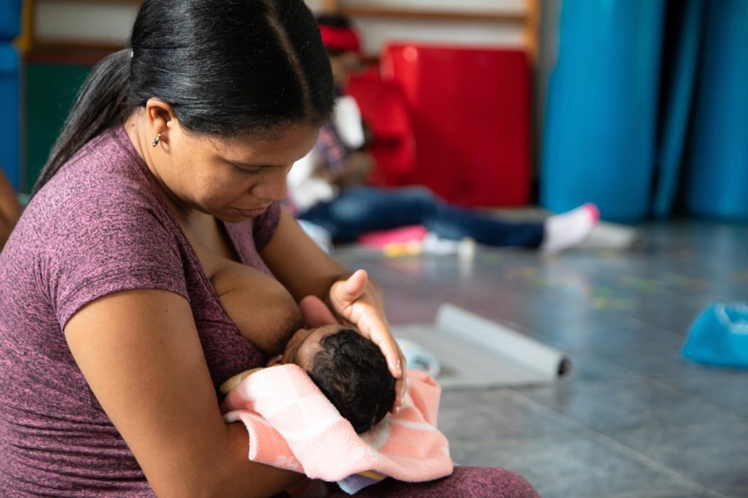 Lactancia materna fortalece la salud infantil y disminuye riesgo de cáncer en mujeres