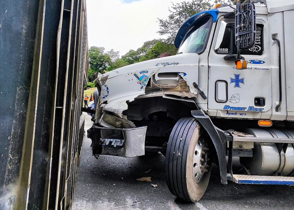 Una gandola colisionó con un contenedor de carga en la autopista Valencia-Puerto Cabello