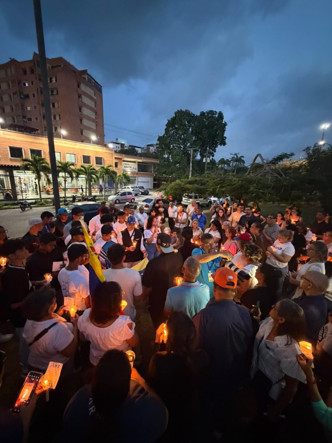 Carabobeños encendieron "Una Luz por Venezuela" desde Naguanagua