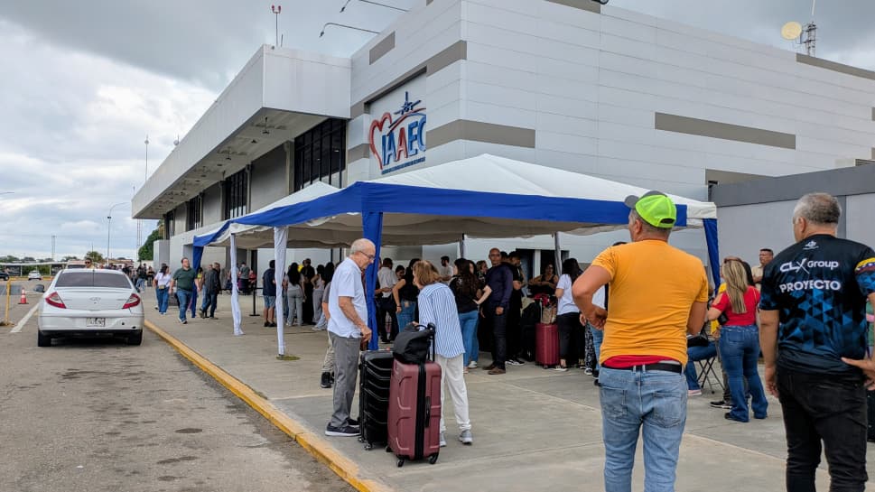 Usuarios esperan hasta 10 horas para viajar en el Aeropuerto Internacional Arturo Michelena