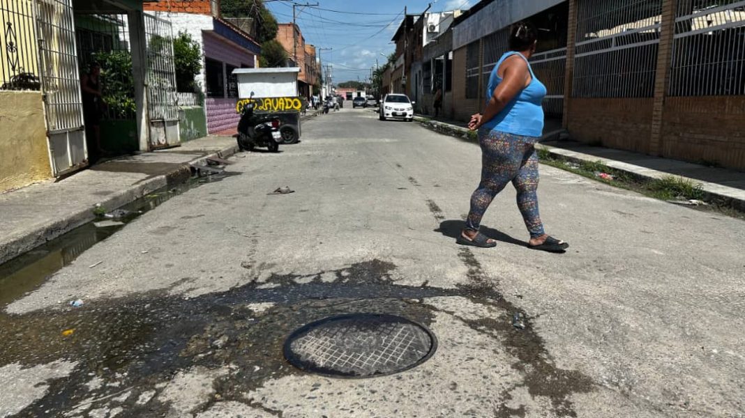 Vecinos de Carmen Sur denuncian foco de contaminación por aguas residuales en calle 74