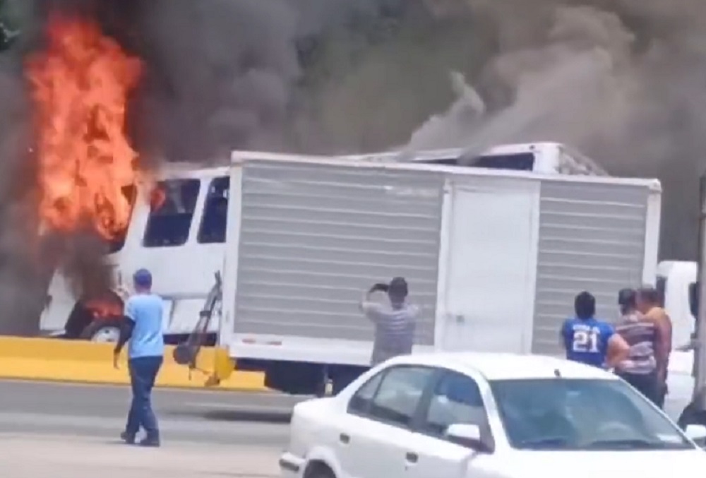 Unidad de transporte público se incendió tras choque en la ARC