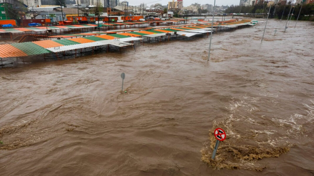 Chile decreta alerta roja y suspende clases por amenaza de desborde de río en Valparaíso