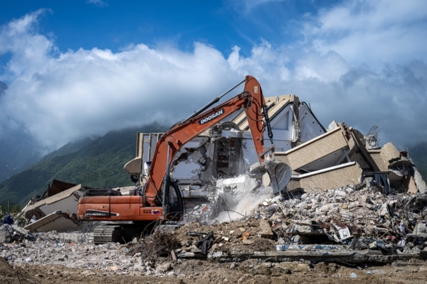 La Guaira: CAF financia maquinaria para remoción de escombros