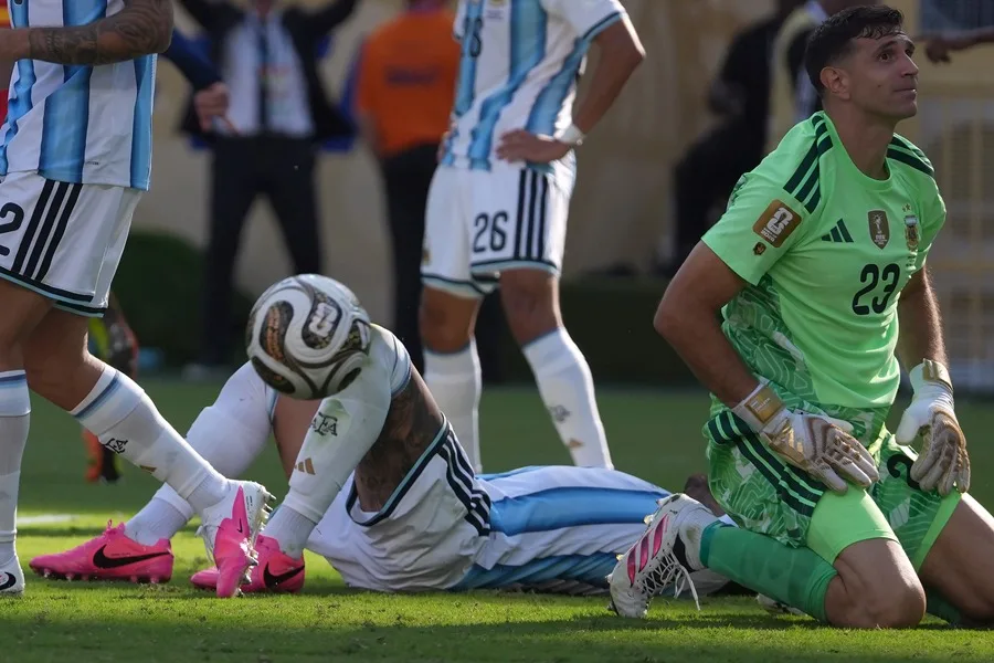 ‘Dibu’ Martínez pone en duda su continuidad en selección argentina