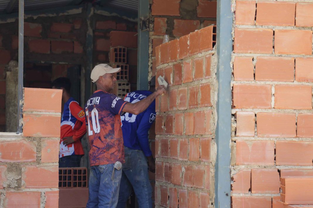 Avanza construcción de viviendas de Palma Sola en Juan José Mora