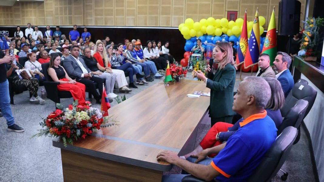 Dina castillo entregó titulos de tierra