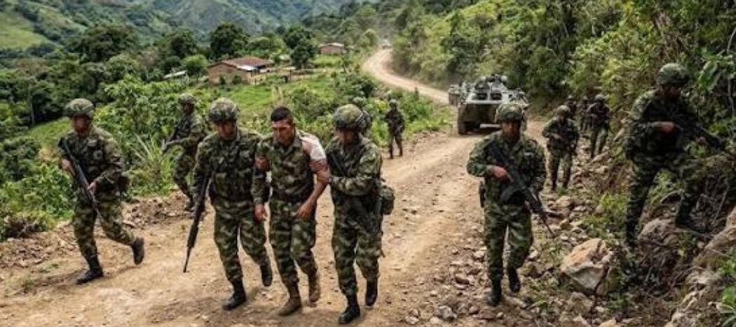 Dos heridos en ataque con 43 explosivos lanzados con drones contra base militar colombiana
