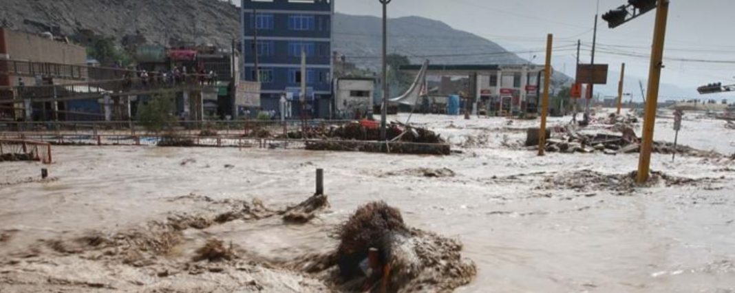 Perú cerró escuelas en zona de Lima por lluvias que colapsaron desagües y dejaron inundaciones
