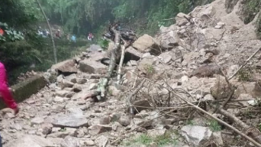 Cierran la carretera Maracay-Choroní por deslizamiento de rocas
