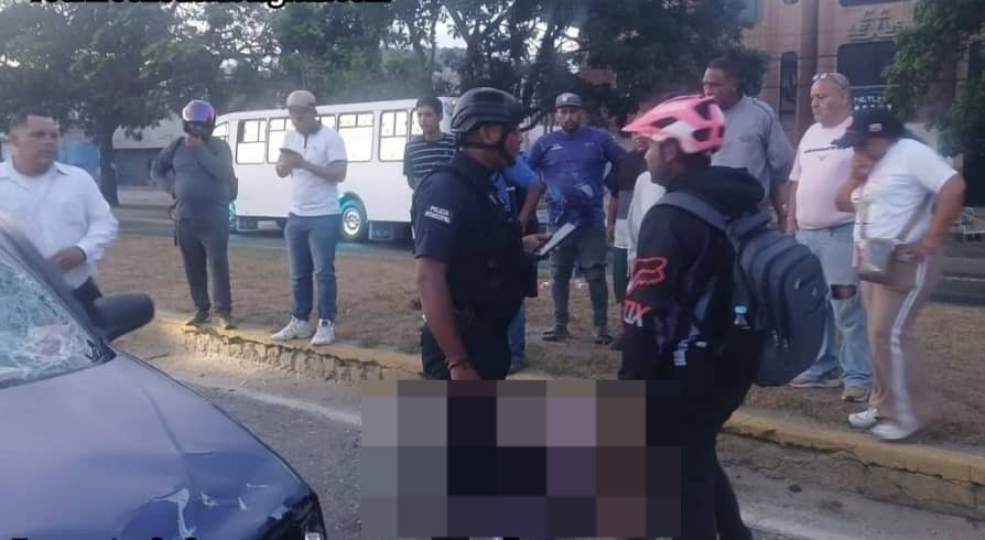 Colisión entre moto y carro en autopista de Puerto Cabello