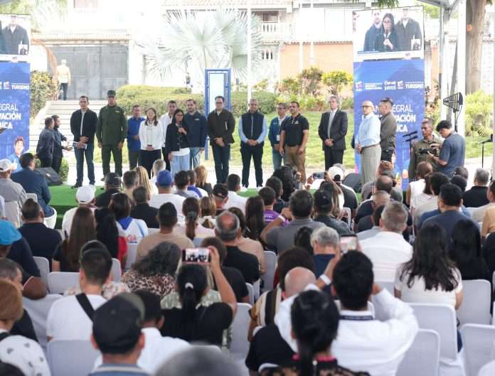 Ejecutivo entregó créditos a emprendedores afectados por terremotos en La Guaira