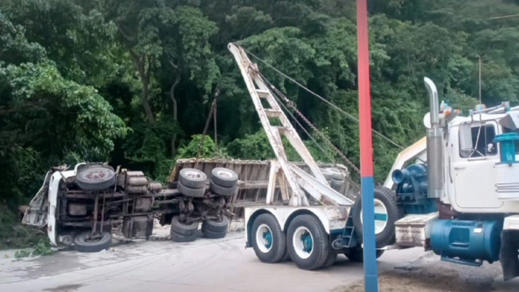 Dos personas murieron en vuelco de vehículo de carga