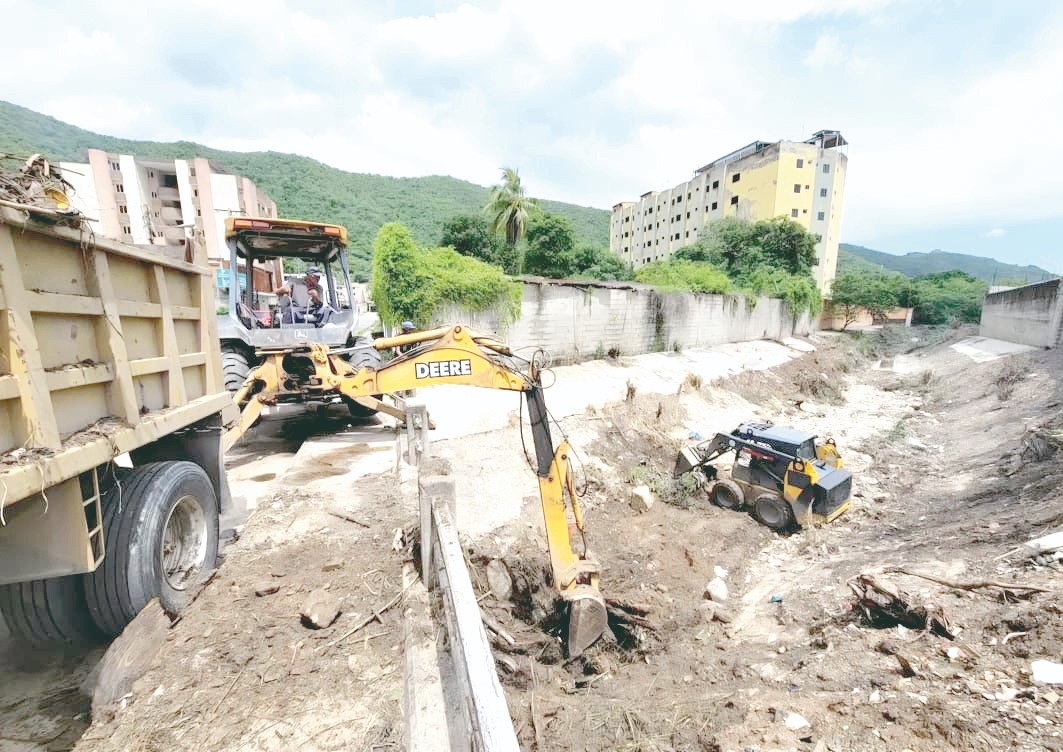 Ejecutan saneamiento preventivo en canal de Valle Seco para evitar inundaciones