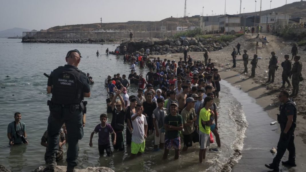 España eleva a 80.000 las personas que llegaron a Ceuta