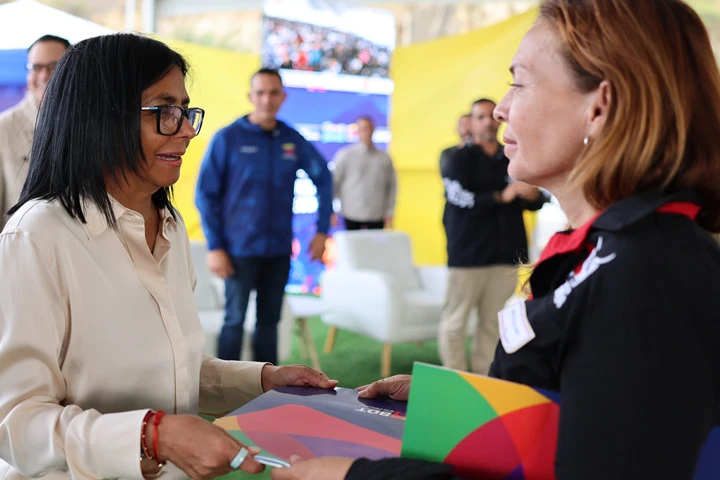 Otorgan financiamiento a emprendedores de La Guaira afectados por sismos
