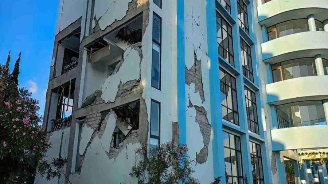 Suben a 47 los muertos tras un terremoto de magnitud 7,7 en Indonesia