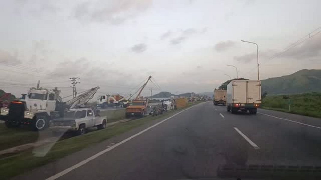 Gandola volcó en la ARC, sentido Valencia-Maracay este 25-Ago