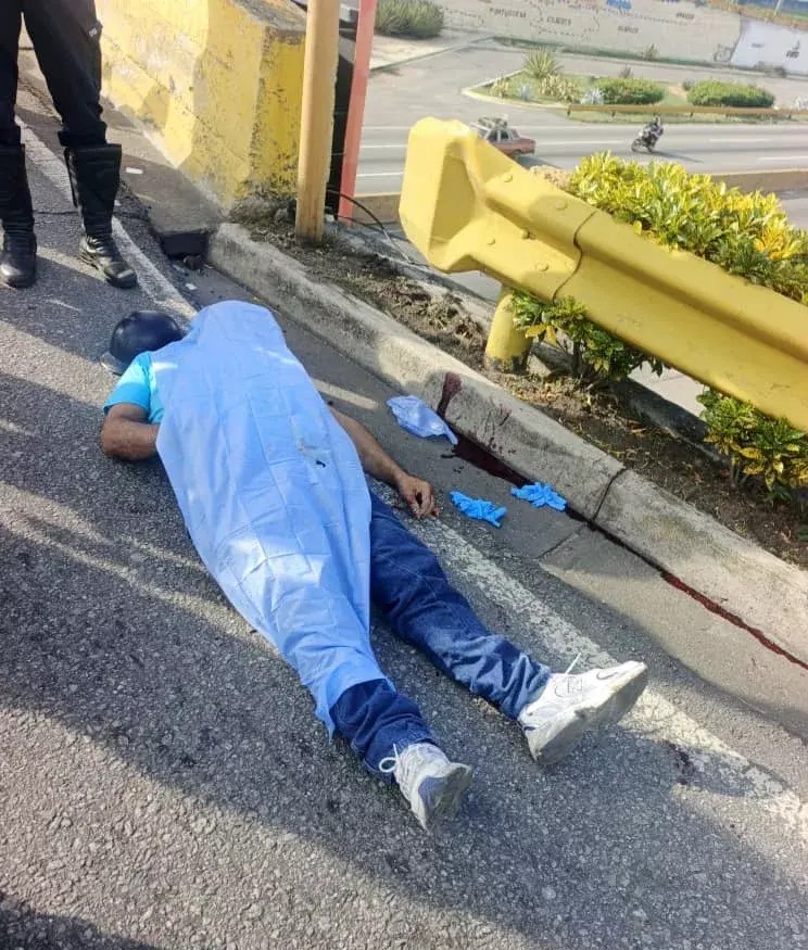 Accidente en el puente Los Caobos dejó un fallecido y un lesionado