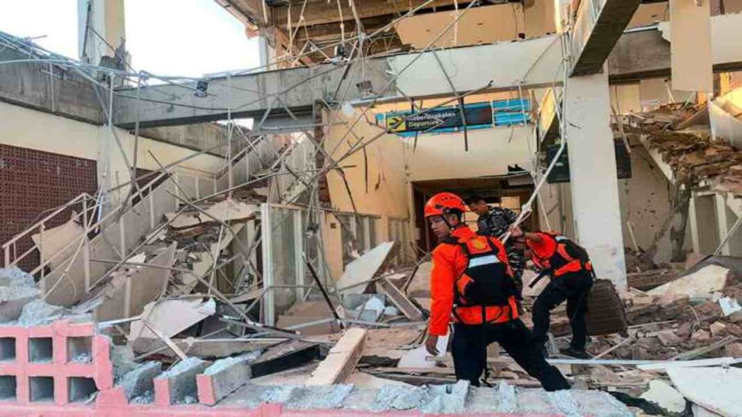 Indonesia eleva a 100 los muertos por terremoto de 7,7
