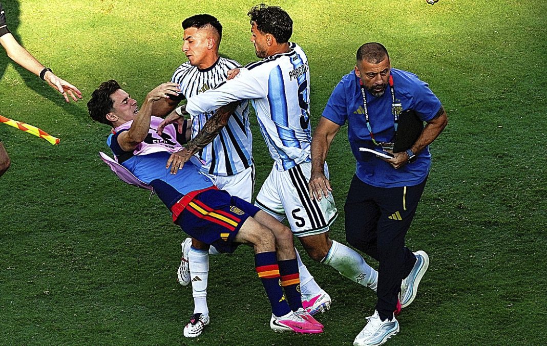 La FIFA sanciona con diez partidos a Leandro Paredes