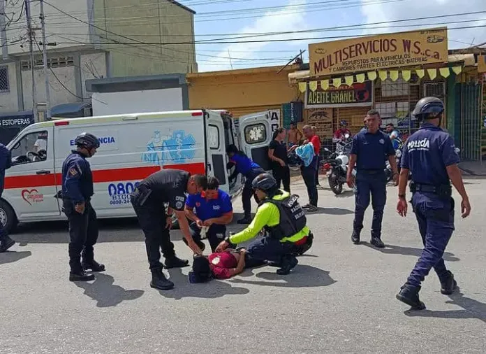Madre y bebé lesionados en accidente de moto en Morón