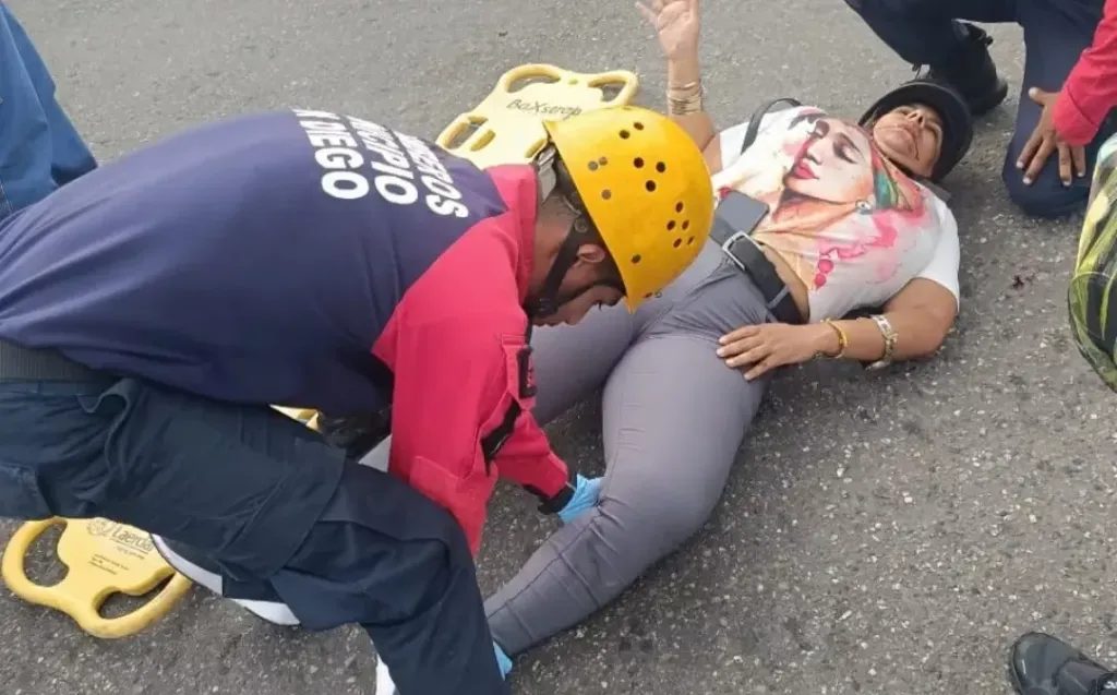 Motorizada resultó herida tras aparatosa colisión en San Diego