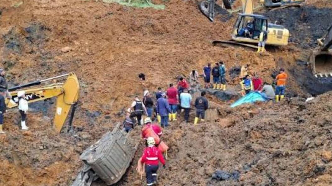 Suben a 13 los muertos por deslizamiento en mina artesanal de oro en Colombia