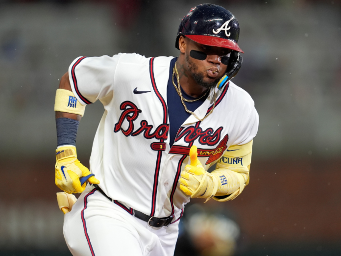 Ronald Acuña lidera con el madero en victoria de Atlanta