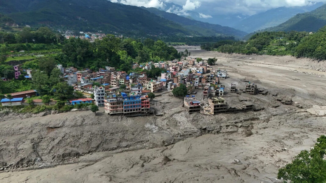 Suben a 538 los fallecidos en la riada en Nepal