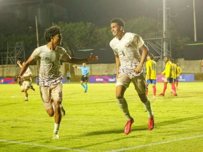 Vinotinto masculina va por la dorada en Santo Domingo