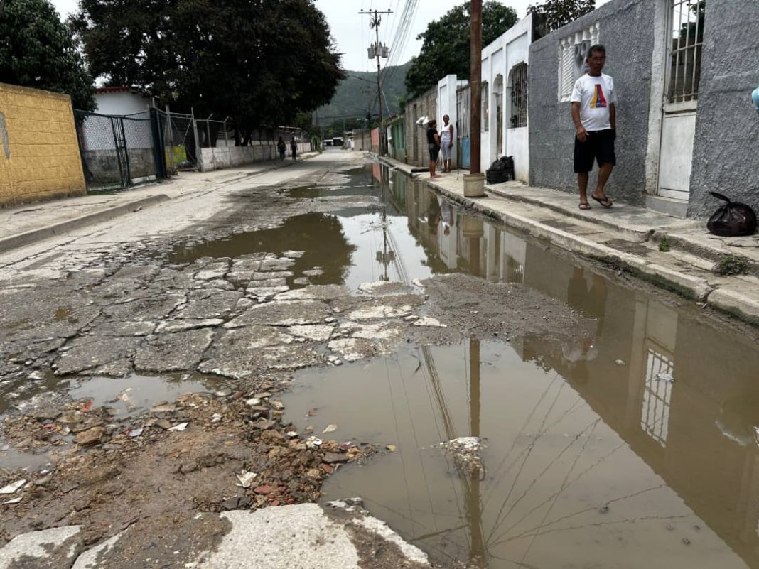 Vialidad destruida y aguas estancadas afectan a vecinos de la calle Chile de El Sisal