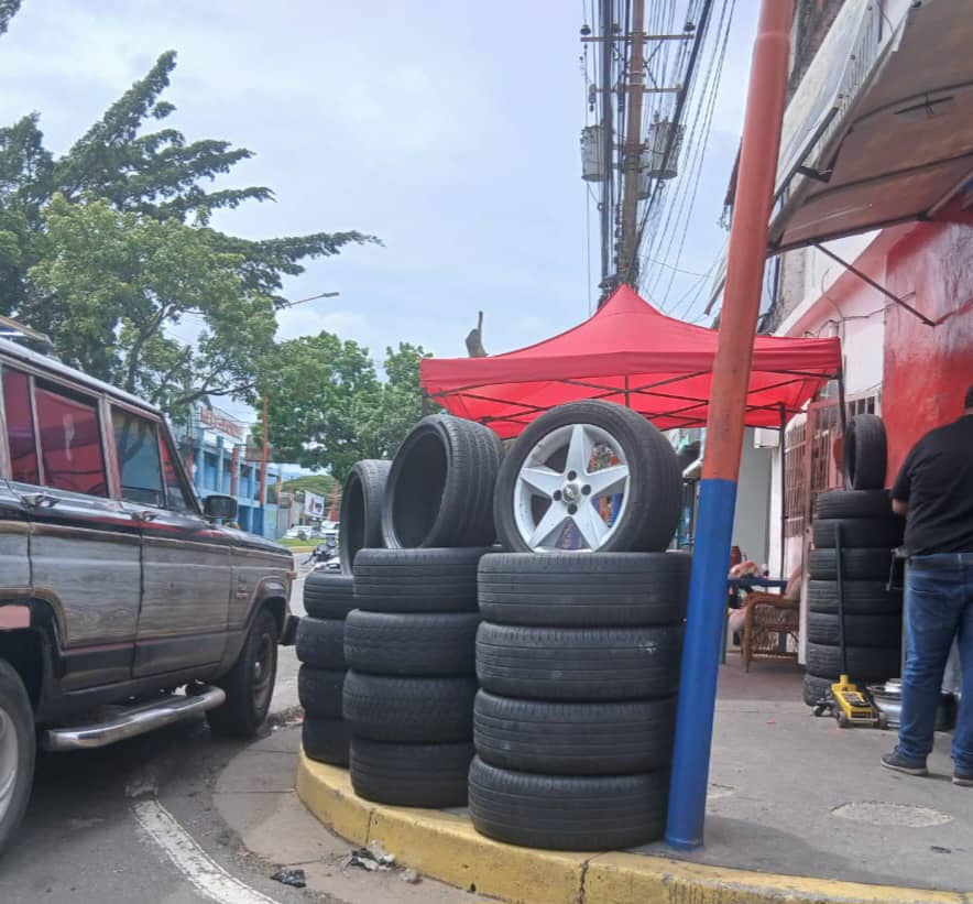 Vecinos de Padre Alfonso denuncian ocupación irregular de espacios en la Av. Andrés Eloy Blanco